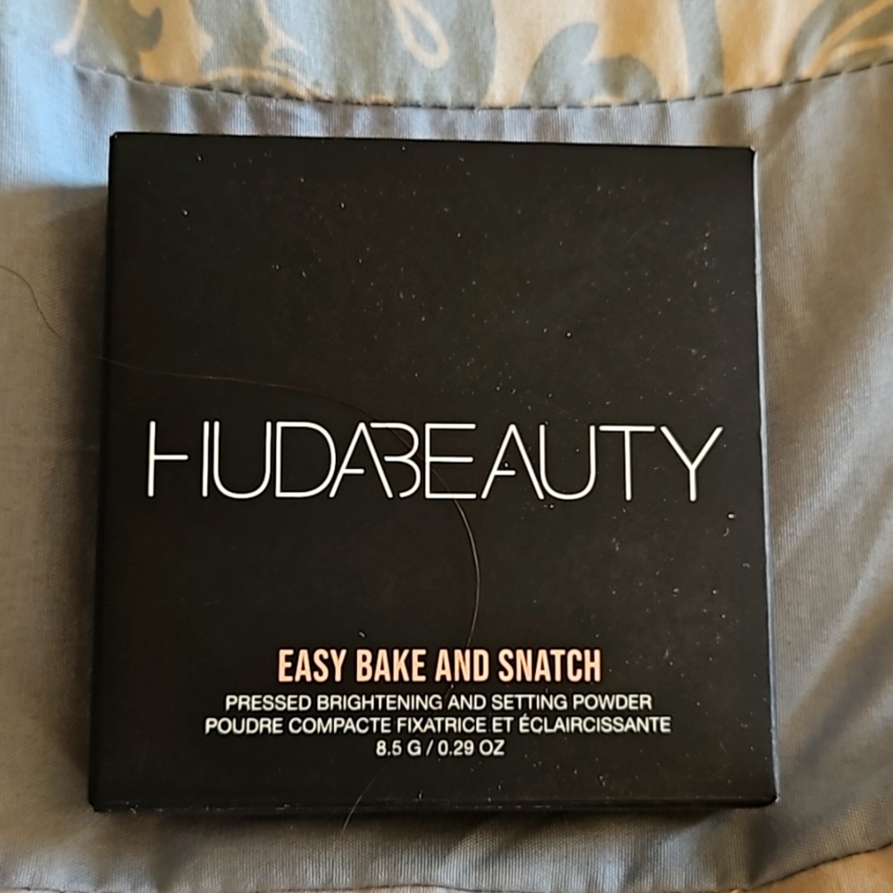 Huda Beauty pressed brightening and setting powder